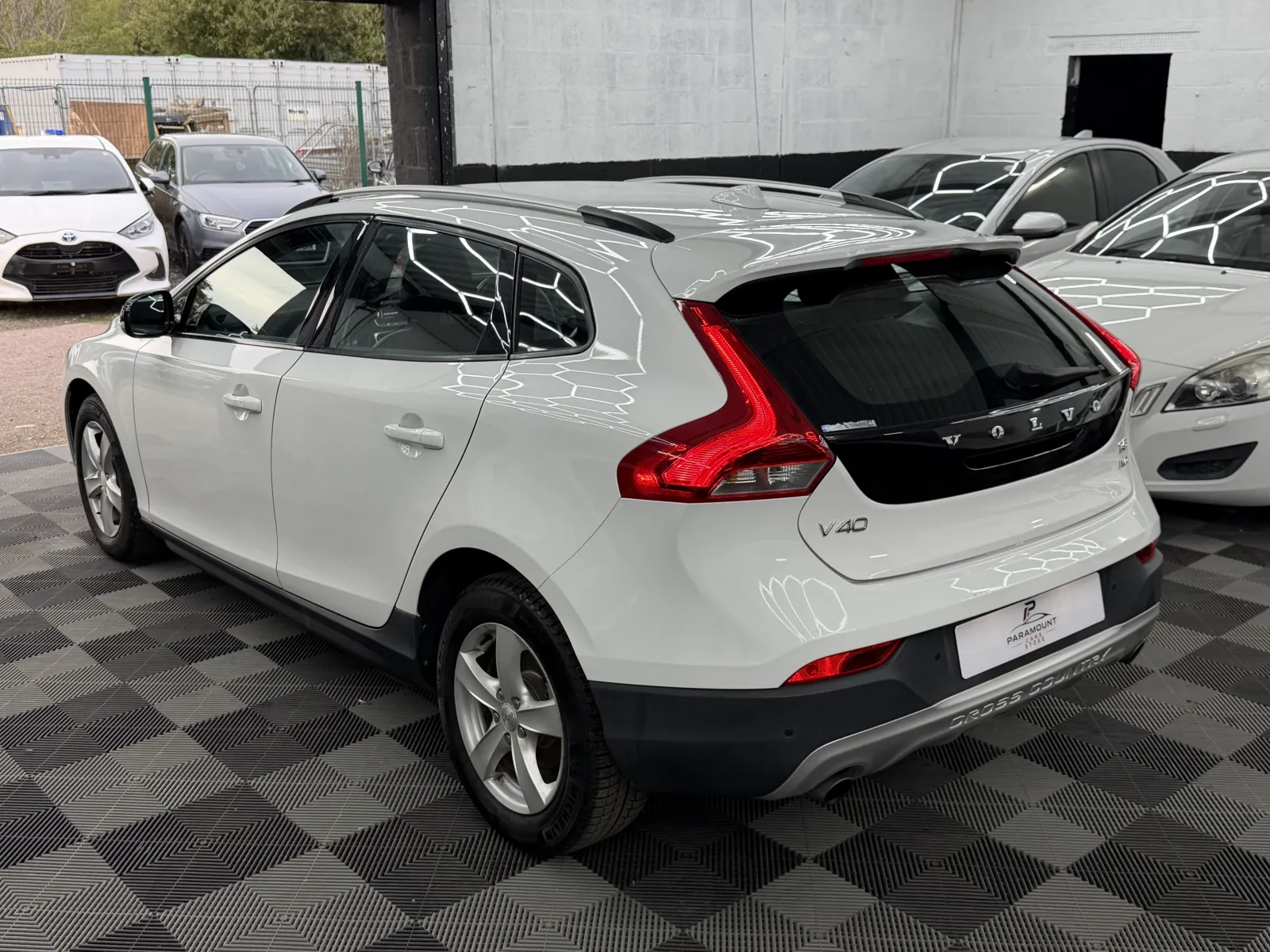 2015 Volvo V40 T5 AWD - CROSS COUNTRY in White, photo 5