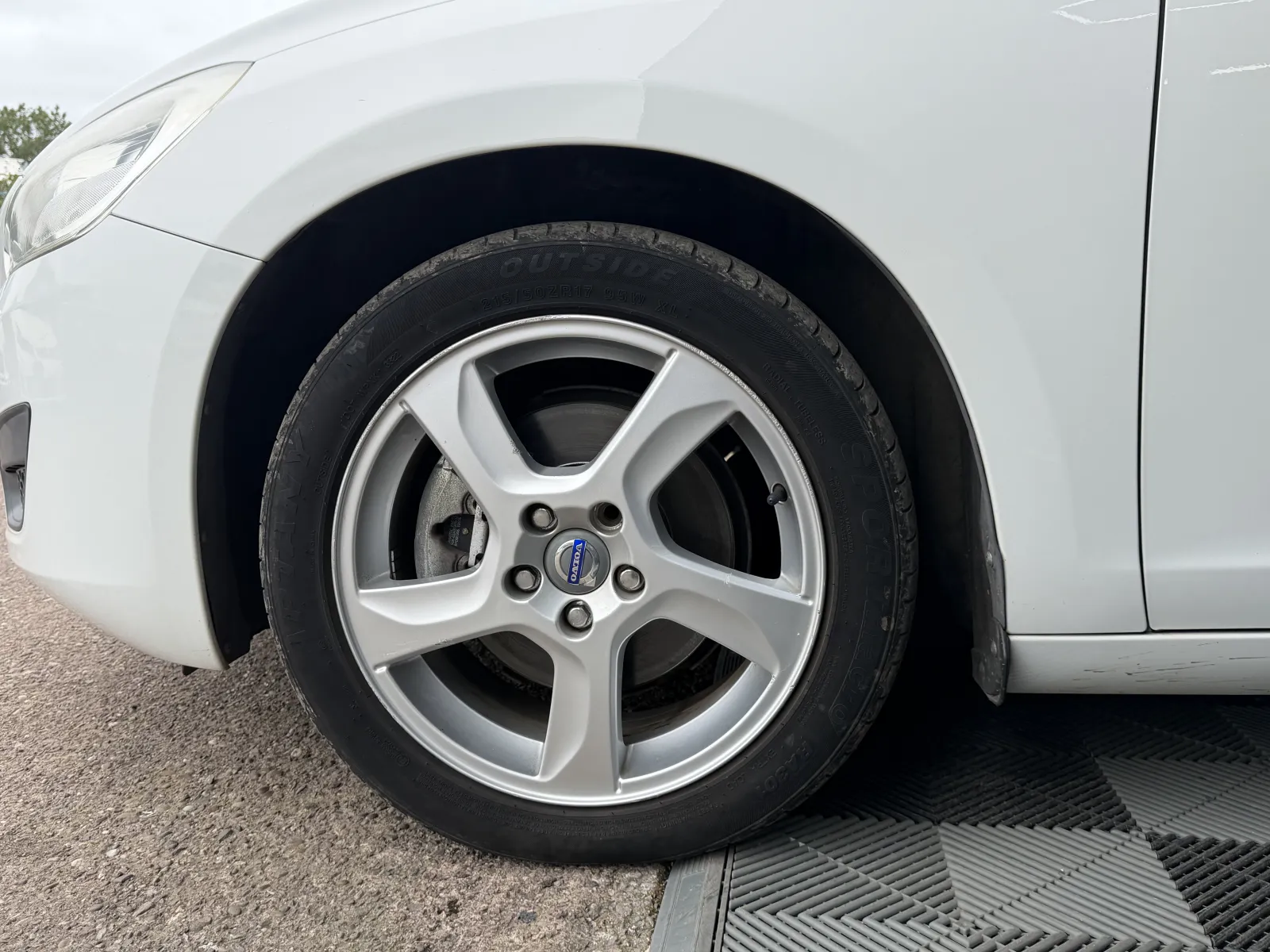2013 VOLVO V60 in White, photo 9