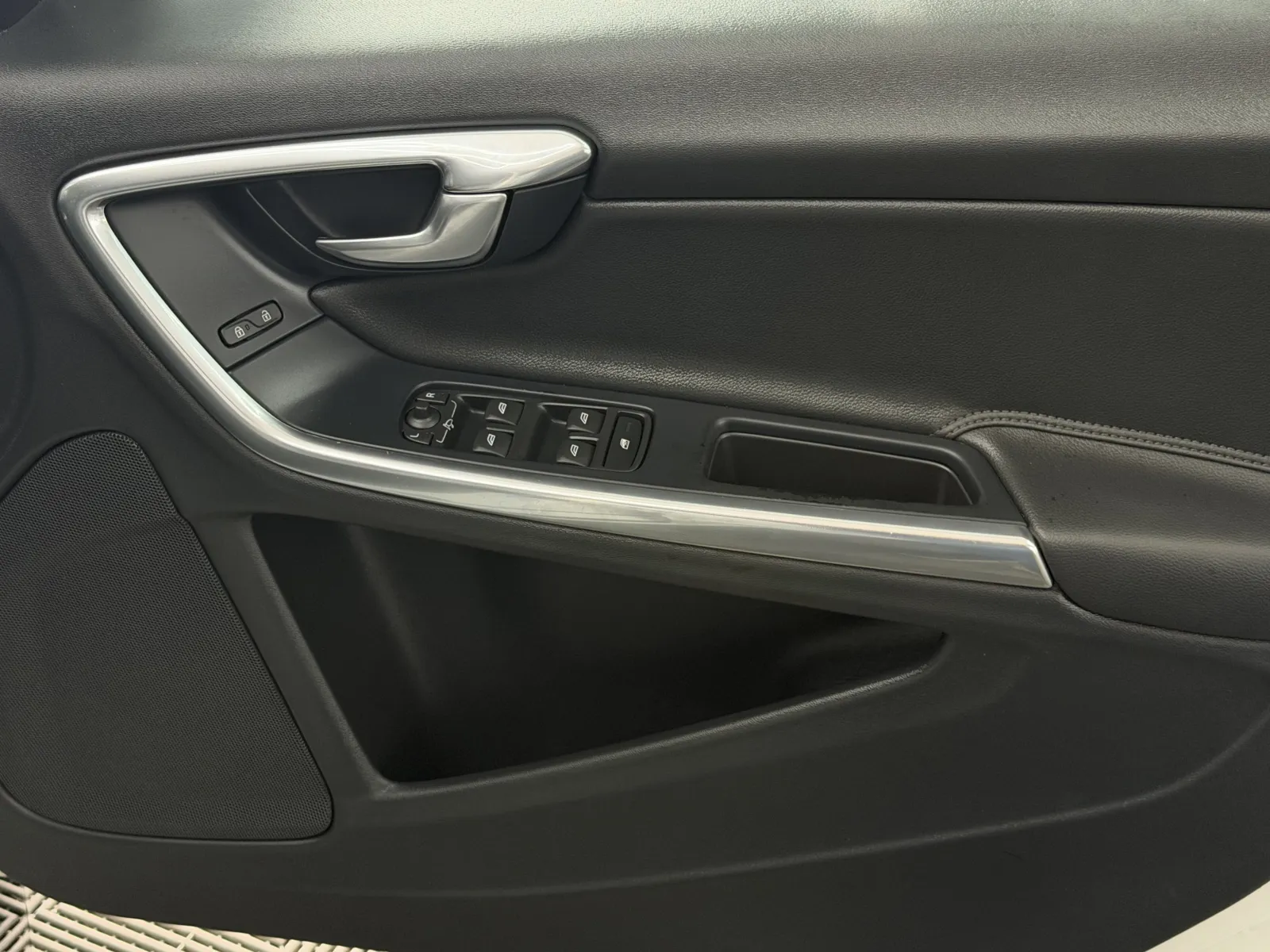 2013 VOLVO V60 in White, photo 12