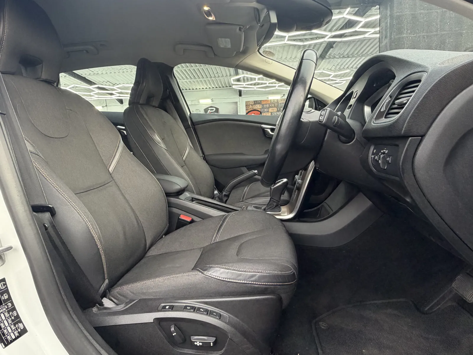 2015 Volvo V40 T5 AWD - CROSS COUNTRY in White, photo 15