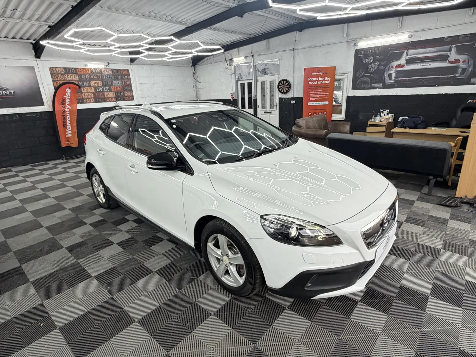 2015 Volvo V40 T5 AWD - CROSS COUNTRY in White, photo 8