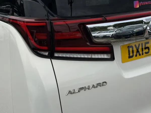 2015 Toyota Alphard Executive Package in White, photo 11