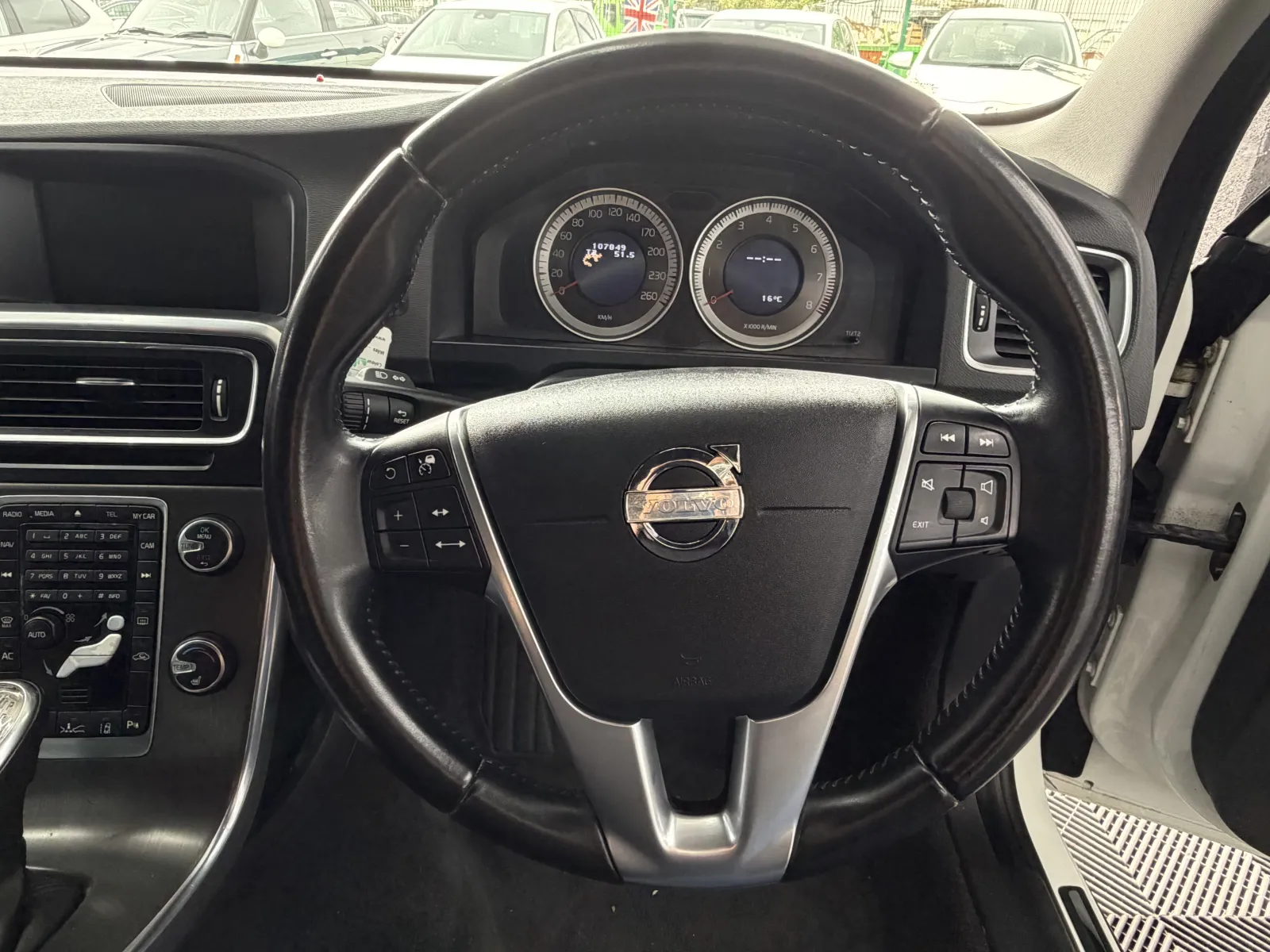 2013 VOLVO V60 in White, photo 18