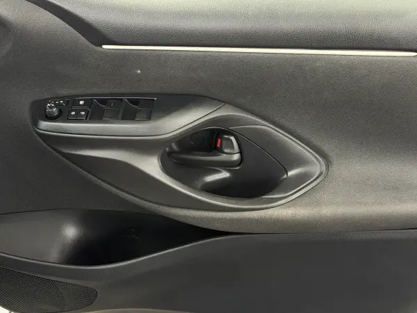 2021 Toyota Yaris in Silver, photo 15
