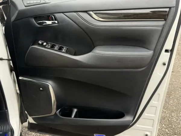 2015 Toyota Alphard Executive Package in White, photo 13