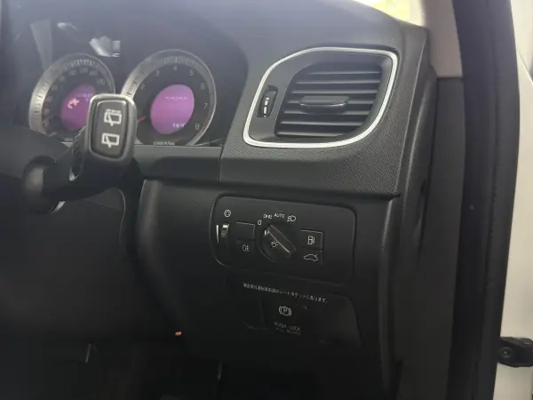 2013 VOLVO V60 in White, photo 14
