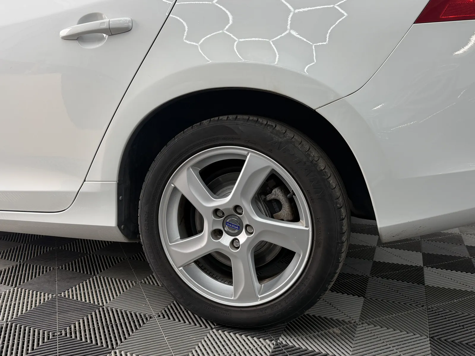 2013 VOLVO V60 in White, photo 8