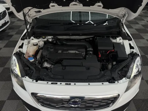 2015 Volvo V40 T5 AWD - CROSS COUNTRY in White, photo 12