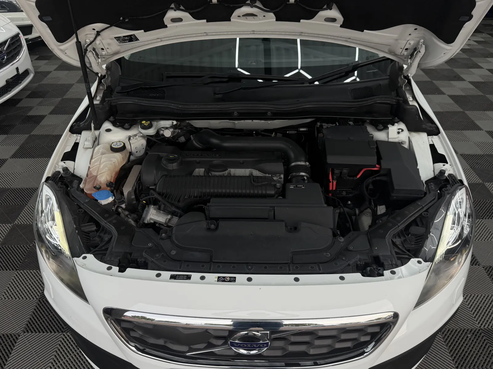 2015 Volvo V40 T5 AWD - CROSS COUNTRY in White, photo 12