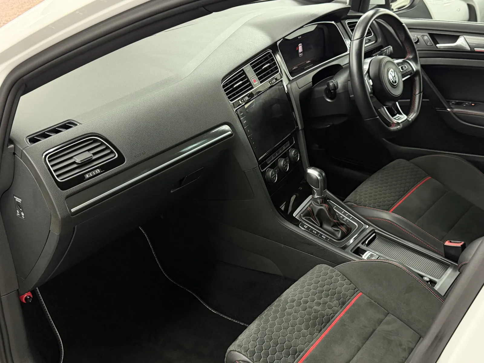2017 Volkswagen Golf GTI Performance Pack in White, photo 9