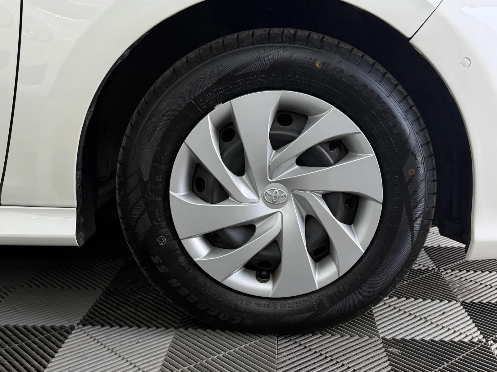 2022 Toyota Yaris in White, photo 8