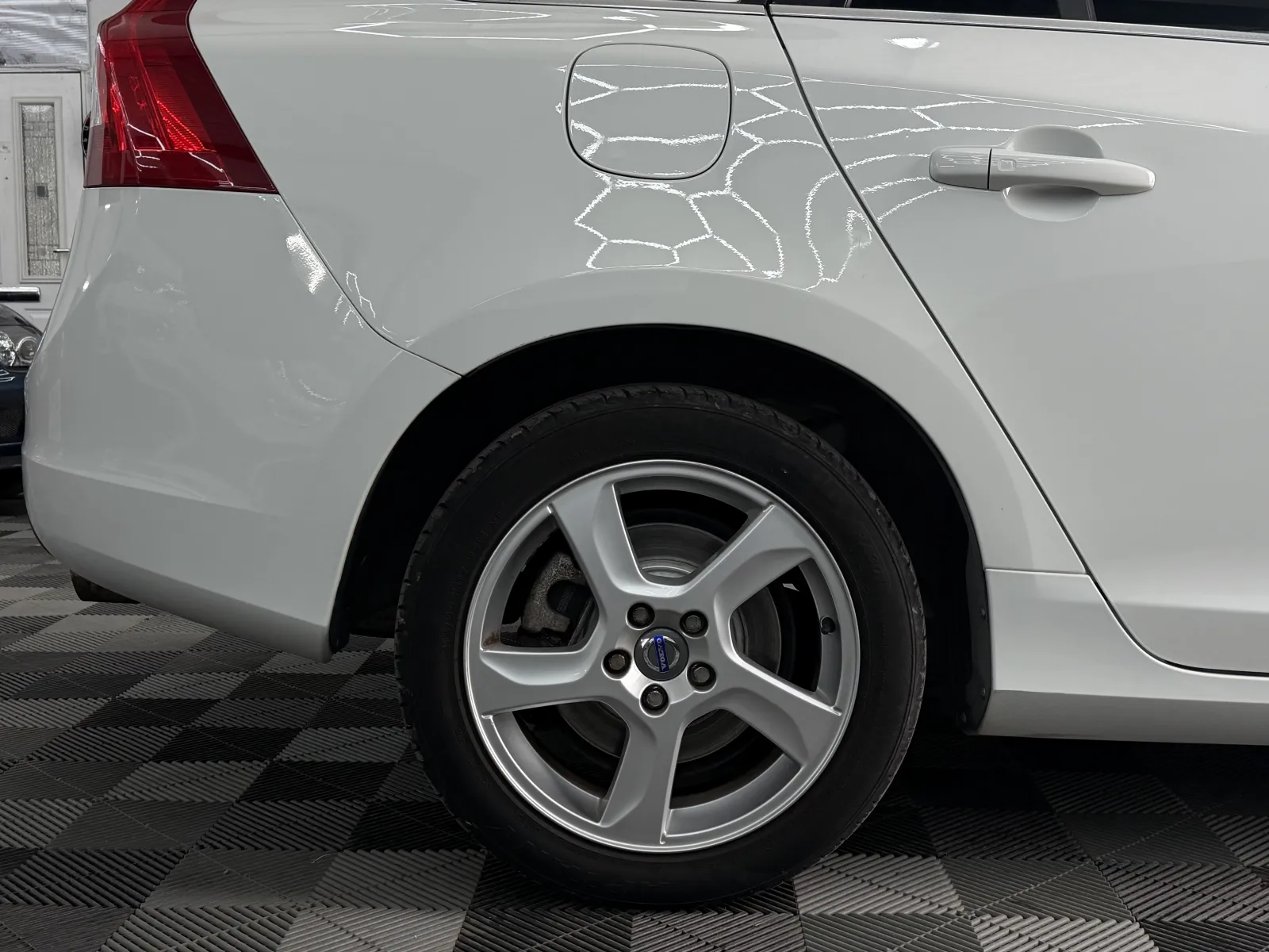 2013 VOLVO V60 in White, photo 7