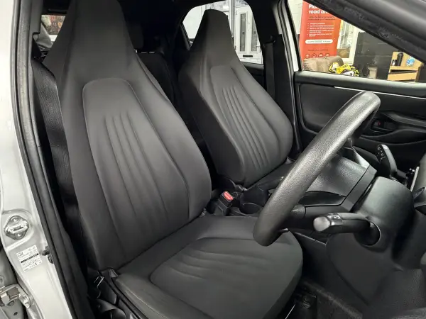 2021 Toyota Yaris in Silver, photo 11