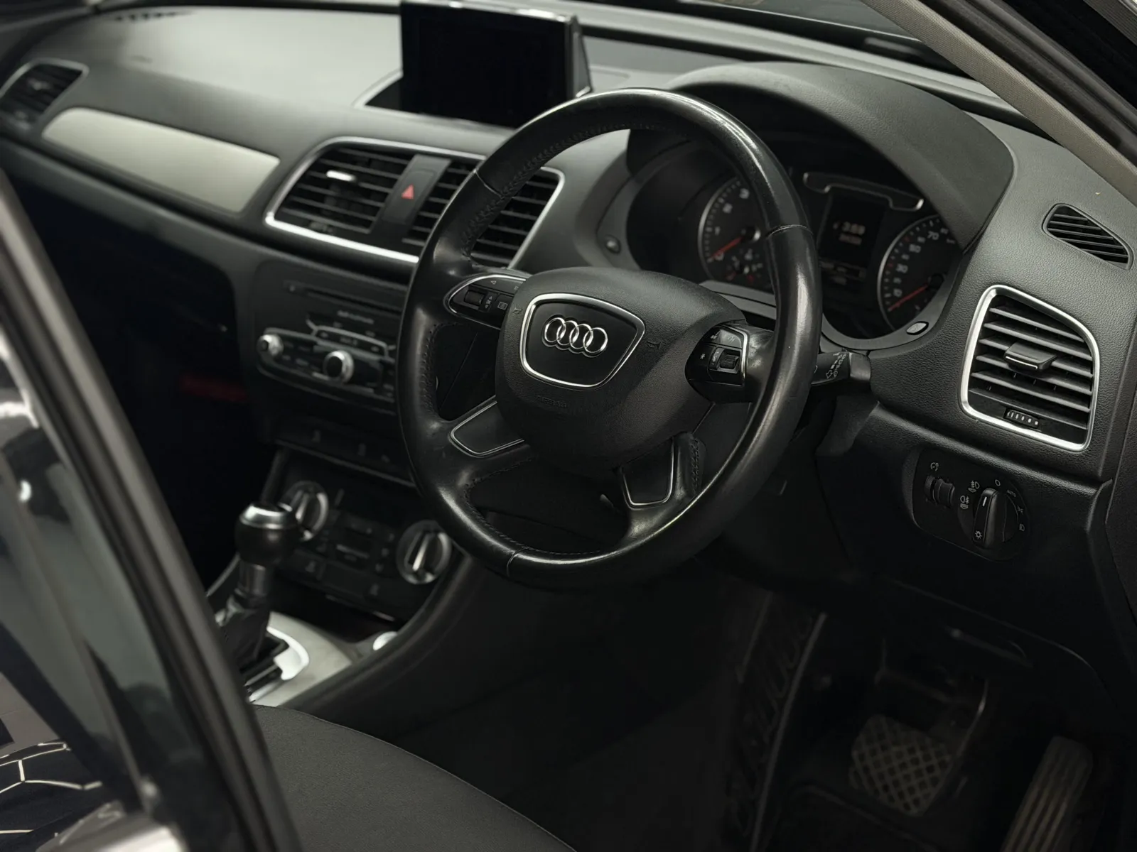 2015 AUDI Q3 1.4 TFSI CoD SE S Tronic Euro 6 in Black, photo 16
