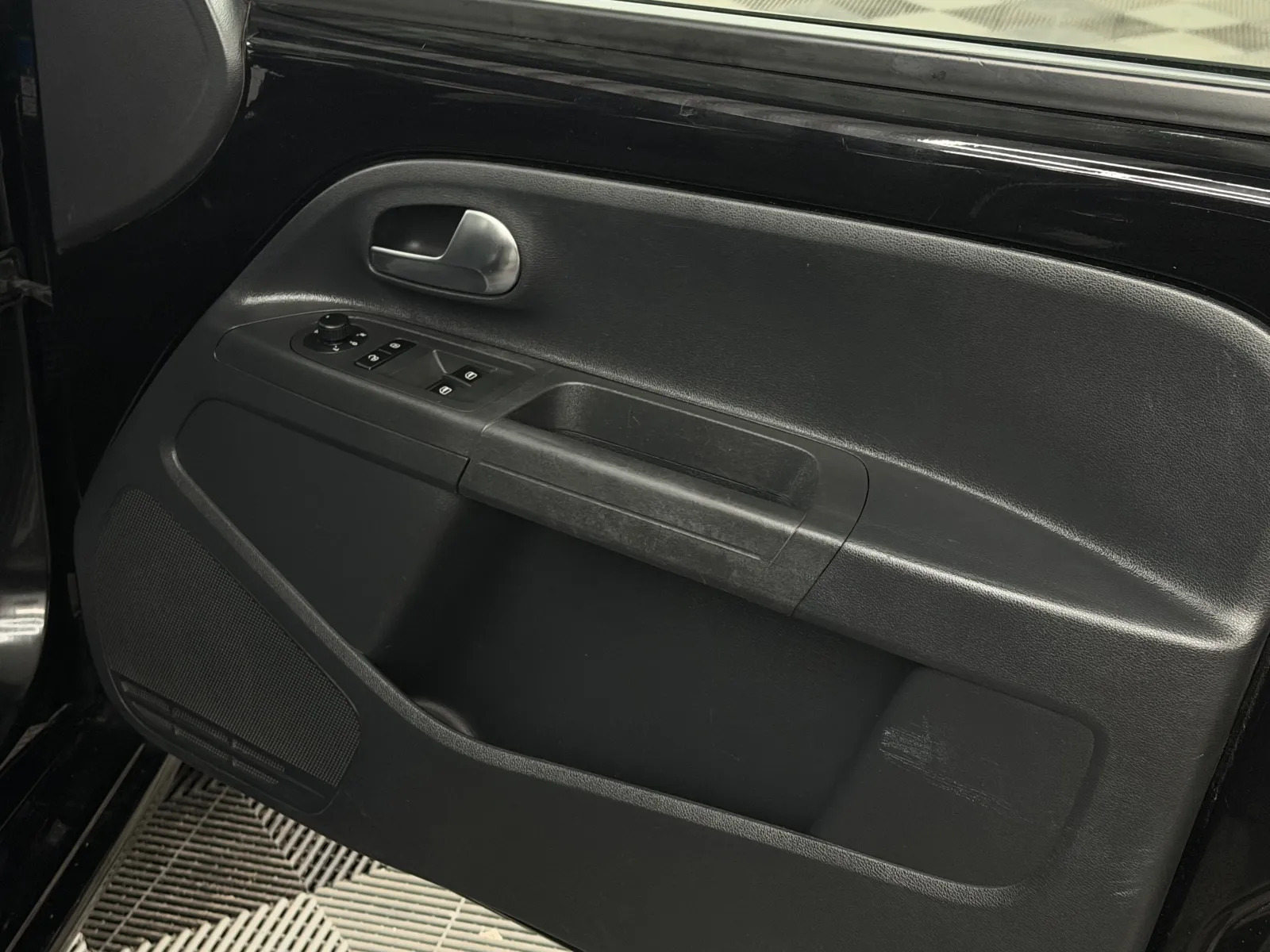 2018 Volkswagen UP in Black, photo 17