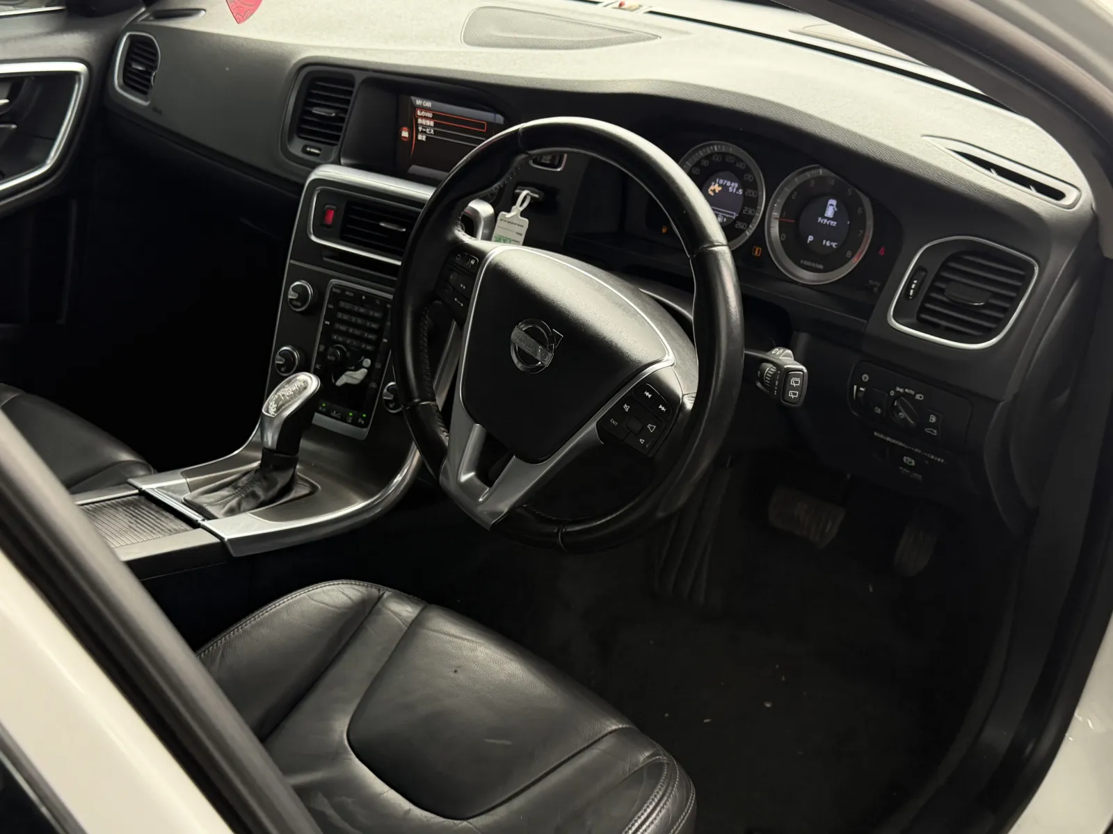 2013 VOLVO V60 in White, photo 11