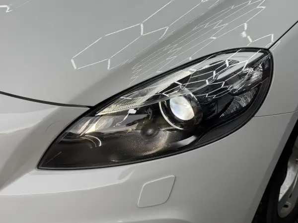 2015 Volvo V40 T5 AWD - CROSS COUNTRY in White, photo 9