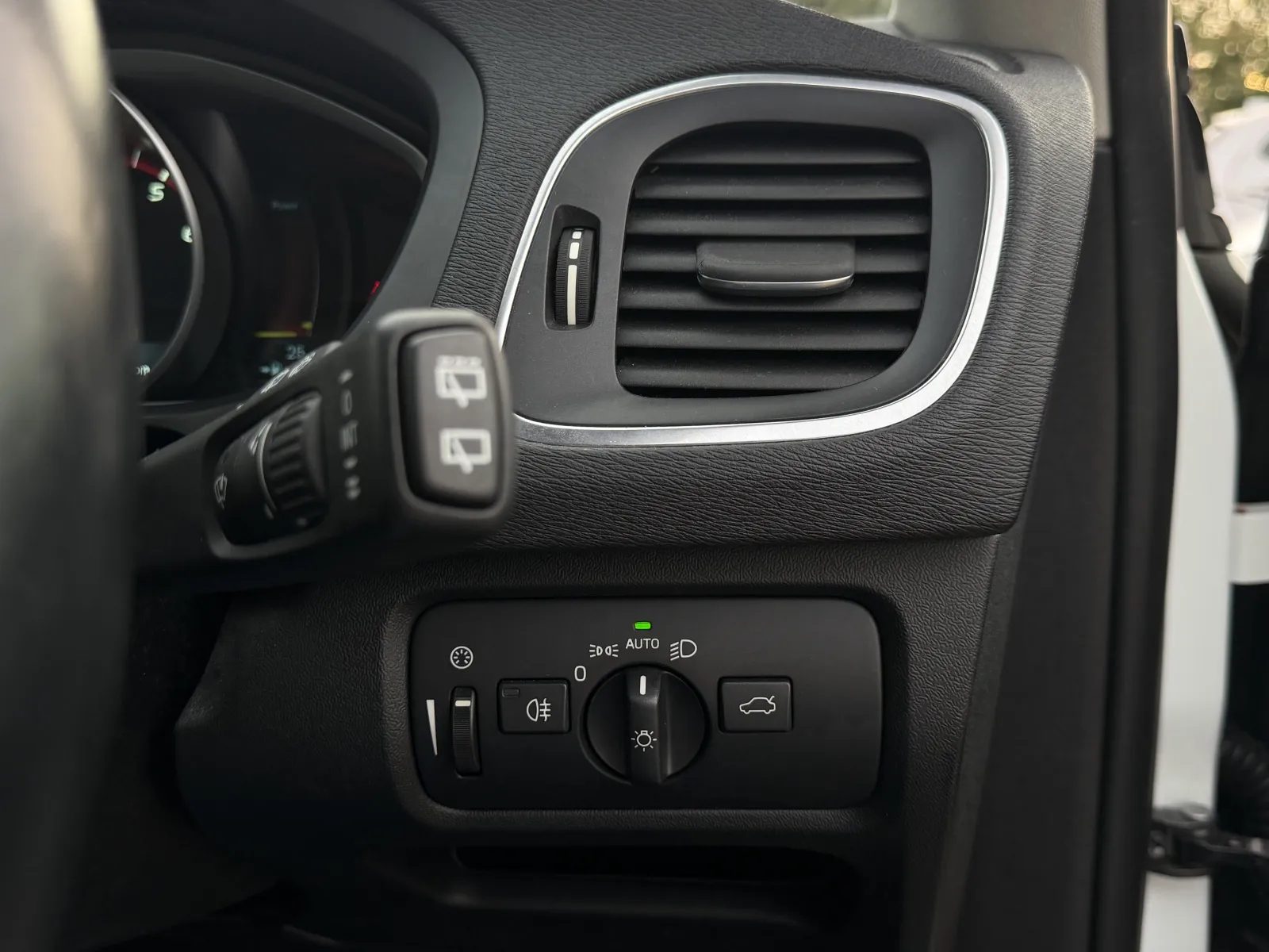 2015 Volvo V40 T5 AWD - CROSS COUNTRY in White, photo 17