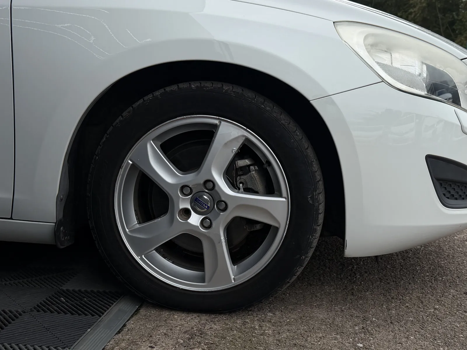2013 VOLVO V60 in White, photo 10