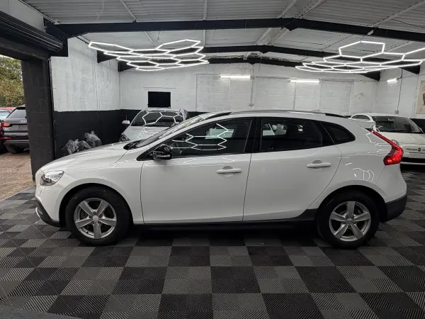 2015 Volvo V40 T5 AWD - CROSS COUNTRY in White, photo 4