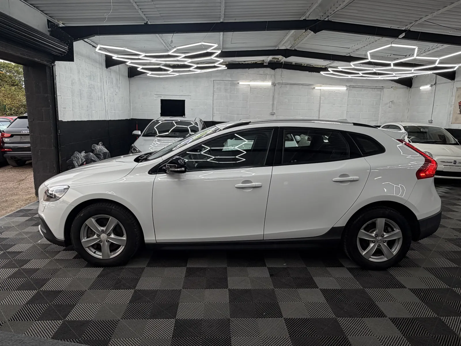2015 Volvo V40 T5 AWD - CROSS COUNTRY in White, photo 4