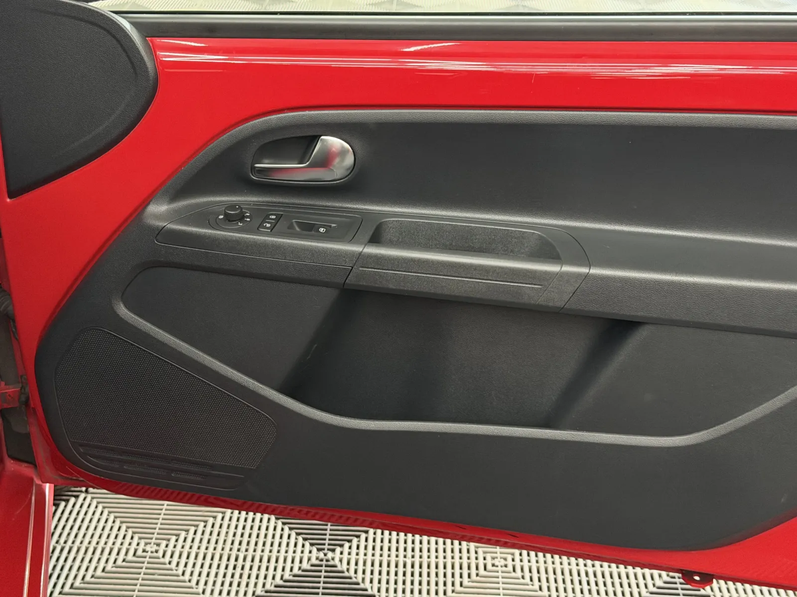 2013 Volkswagen UP in Red, photo 19