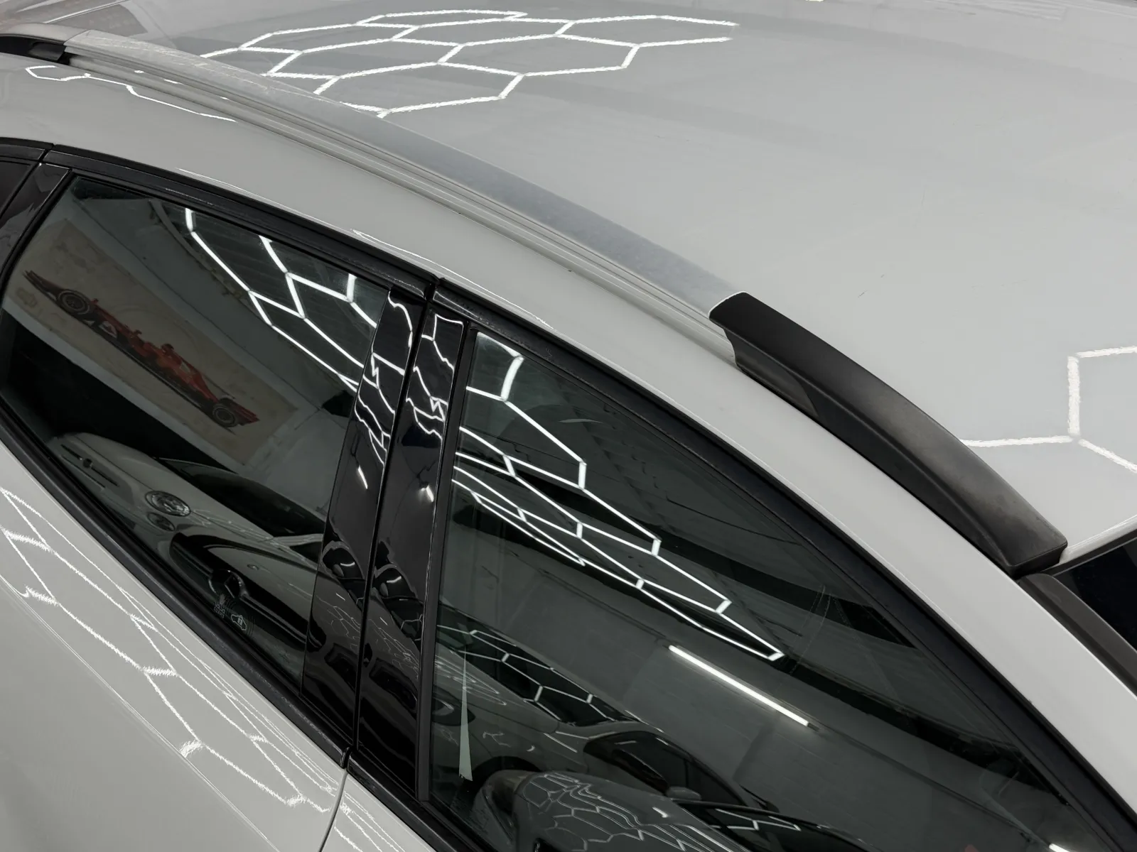 2015 Volvo V40 T5 AWD - CROSS COUNTRY in White, photo 11